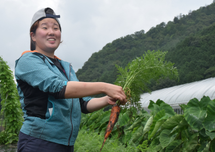 荒田夢芽氏写真　にんじんを手に